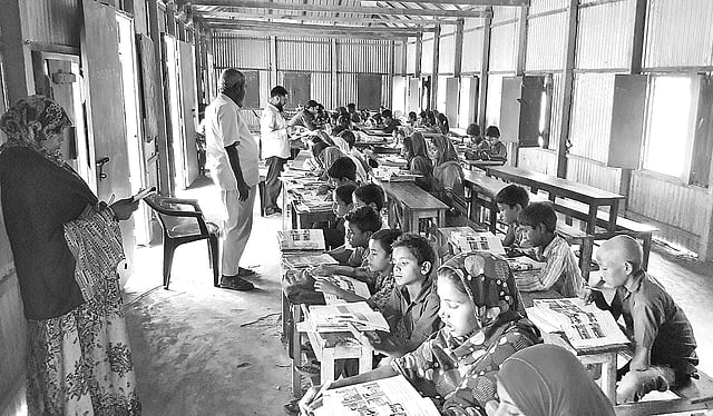 করিম মোল্লা সরকারি প্রাথমিক বিদ্যালয় ও শিকদার পাড়া সরকারি প্রাথমিক বিদ্যালয়ের শিক্ষার্থীদের পাঠদান করা হচ্ছে একটি কক্ষে। ১১ মার্চ দুপুরে।  ছবি: প্রথম আলো