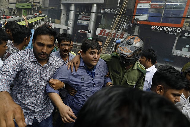 রাজধানীর বনানীর এফ আর টাওয়ারে ভয়াবহ আগুন লাগে। সেখান থেকে উদ্ধার করে একজনকে নিয়ে যাওয়া হচ্ছে। ছবি: খালেদ সরকার