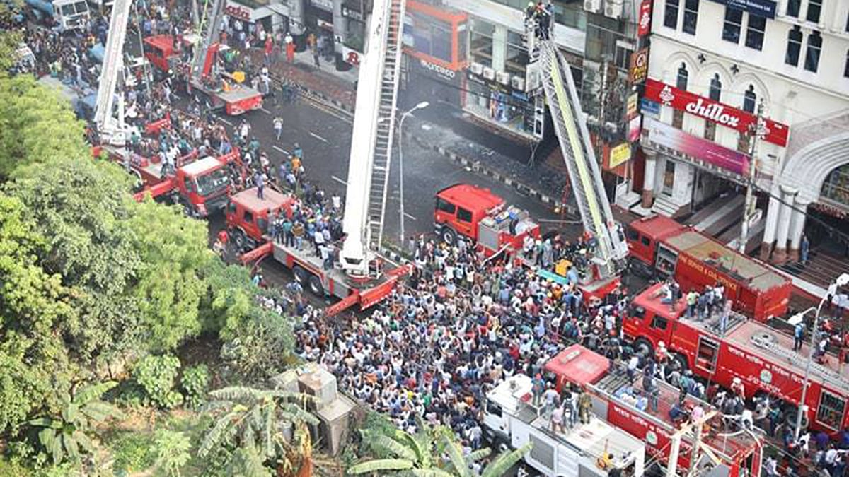 উদ্ধার অভিযান চালাচ্ছে ফায়ার সার্ভিস। বনানী, ঢাকা, ২৮ মার্চ। ছবি: আবদুস সালাম