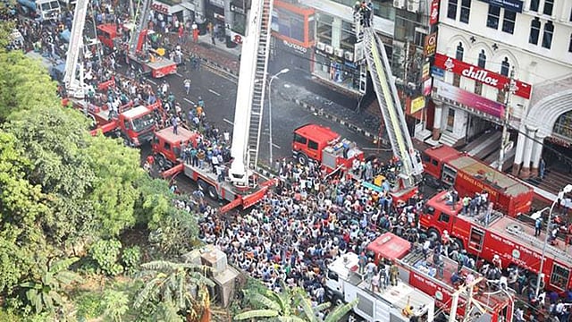 উদ্ধার অভিযান চালাচ্ছে ফায়ার সার্ভিস। বনানী, ঢাকা, ২৮ মার্চ। ছবি: আবদুস সালাম