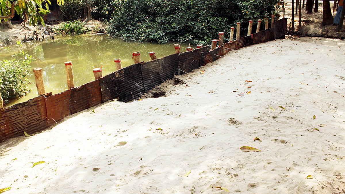 কর্ণফুলী নদীর বালু দিয়ে পুকুর ভরাট করে চলাচলের রাস্তা করা হচ্ছে। রাঙ্গুনিয়া উপজেলার মধ্য বেতাগী এলাকা থেকে গতকাল বুধবার তোলা। ছবি: প্রথম আলো