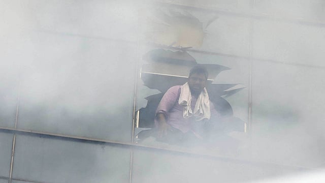 সাহায্য চাইছেন ভবনে আটকে পড়া একজন।