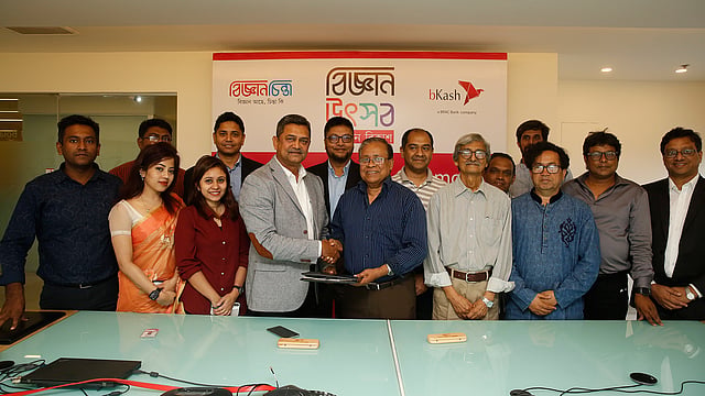 বিজ্ঞান উত্সব আয়োজন করতে যাচ্ছে বিকাশ ও বিজ্ঞানচিন্তা। এ লক্ষ্যে বিকাশের সঙ্গে দেশের জনপ্রিয় বিজ্ঞানবিষয়ক ম্যাগাজিন বিজ্ঞানচিন্তার চুক্তি স্বাক্ষর হয়। ঢাকা, ২৮ মার্চ। ছবি: প্রথম আলো