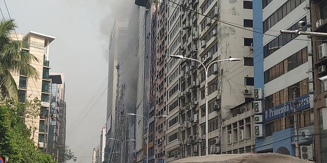 আগুন নেভানোর চেষ্টা করছে ফায়ার সার্ভিস। ঘটনাস্থলে ধোঁয়ার কুণ্ডলীতে দেখা যাচ্ছে। ছবি: খালেদ সরকার