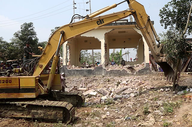 বগুড়ার করতোয়া নদীর অবৈধ দখলদারের বিরুদ্ধে উচ্ছেদ অভিযান। ছবি: সোয়েল রানা