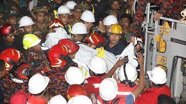 বনানীর এফ আর টাওয়ারে আগুনের ঘটনায় নামানো হচ্ছে মরদেহ। ছবি: আবদুস সালাম