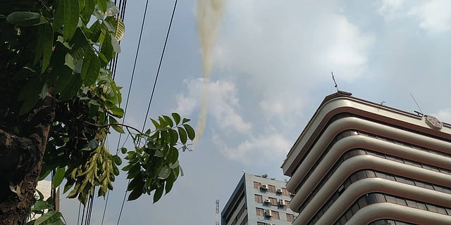 হেলিকপ্টার থেকে পানি ছিটিয়ে আগুন নেভানোর চেষ্টা চলে। ছবি: খালেদ সরকার