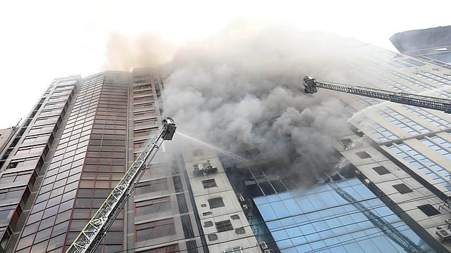 আগুন নিয়ন্ত্রণে কাজ করছেন ফায়ার সার্ভিসের কর্মীরা।