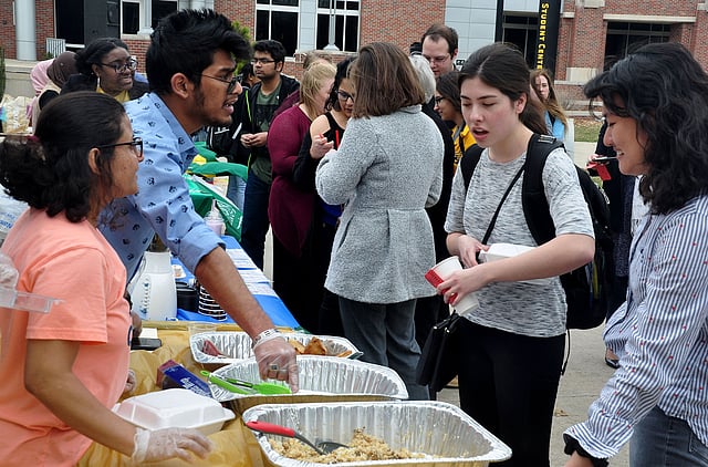 খাদ্য উৎসবে বাংলাদেশ স্টুডেন্ট অ্যাসোসিয়েশনের স্টলে ভোজনরসিক শিক্ষার্থীদের ভিড়