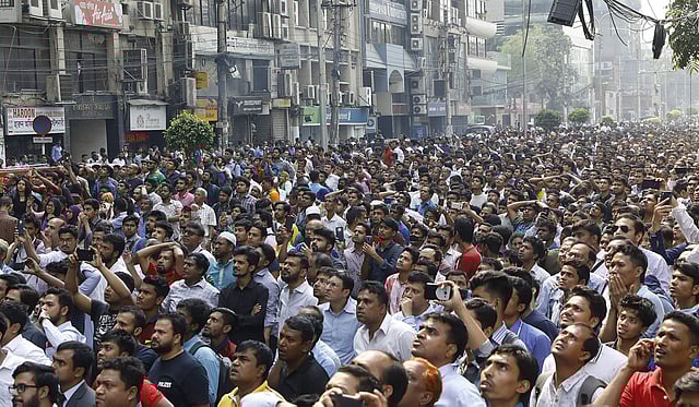 ফায়ার সার্ভিসের কর্মীরা ঘটনাস্থলে পৌঁছার আগেই রাস্তা চলে যায় সাধারণ মানুষের দখলে। ছবি: প্রথম আলো