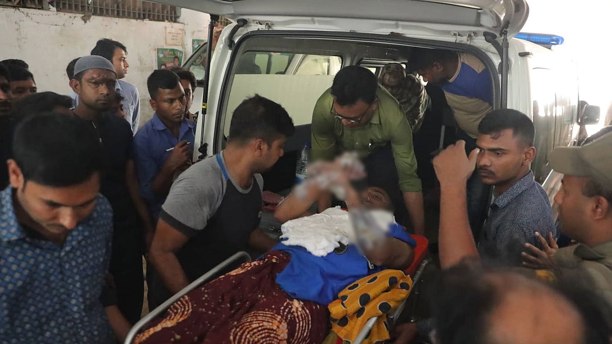 কুর্মিটোলা জেনারেল হাসপাতাল থেকে অনুপম দেবনাথকে ঢাকা মেডিকেলে আনা হয়েছে। ছবি: হাসান রাজা