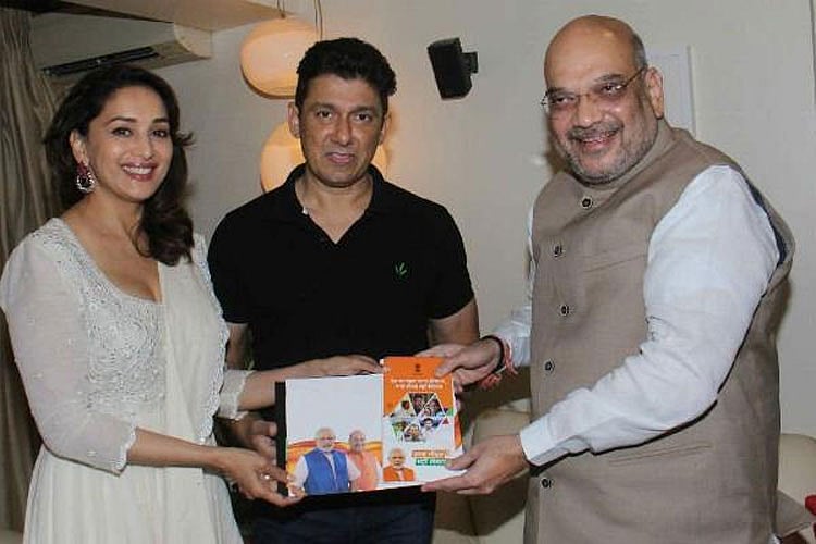 মাধুরী দীক্ষিতের বাসায় তাঁর স্বামী ডা. শ্রীরাম নেনে ও বিজেপির সর্বভারতীয় সভাপতি অমিত শাহ