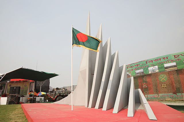 জাতীয় স্মৃতিসৌধের রেপ্লিকা।