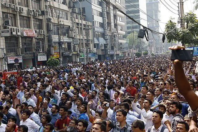 জনতার ভিড়ের কারণে যথেষ্ট বেগ পেতে হয় অগ্নিনির্বাপণ, উদ্ধারকারী ও জরুরি সেবায় নিয়োজিত সংস্থাগুলোর সদস্যদের। ছবি: প্রথম আলো