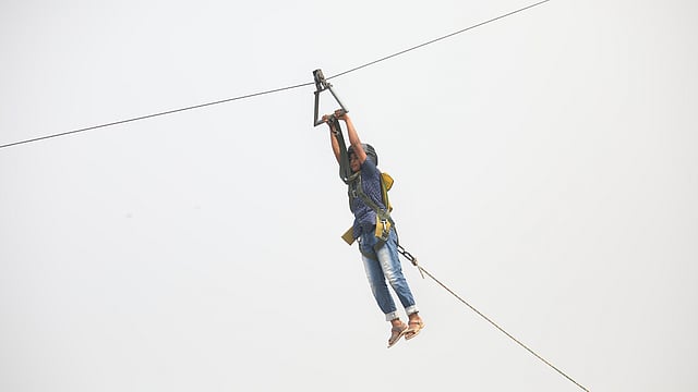 টাওয়ার থেকে দড়ি বেয়ে নামছেন এক দর্শনার্থী।
