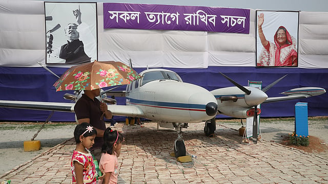 প্রদর্শিত হচ্ছে একটি উড়োজাহাজ।