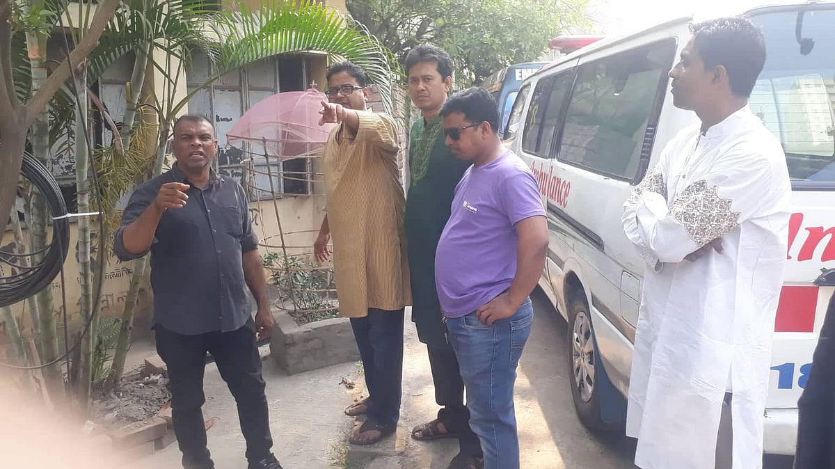 নিহত এক ব্যক্তির স্বজনেরা ঢাকা মেডিকেলের মর্গের সামনে অপেক্ষমাণ। ছবি: আসাদুজ্জামান