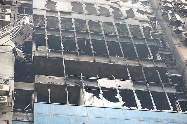 অগ্নিকাণ্ডে এফ আর টাওয়ারের কয়েকটি তলা পুড়ে ছাই হয়ে গেছে। ছবি: আবদুস সালাম