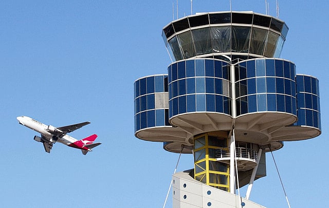 ধোঁয়া দেখেই সিডনি বিমানবন্দরের নিয়ন্ত্রণ টাওয়ার ফাঁকা করে দেওয়া হয়। এএফপি ফাইল ছবি