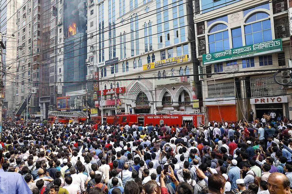 আগুন লাগার পর থেকে মানুষের ভিড় জমতে থাকে এফ আর টাওয়ারের আশপাশের রাস্তায়। ছবি: প্রথম আলো
