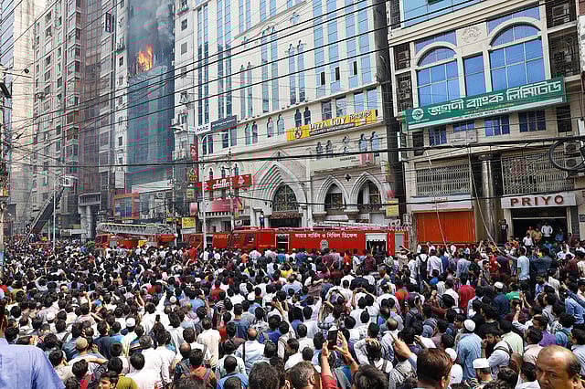 আগুন লাগার পর থেকে মানুষের ভিড় জমতে থাকে এফ আর টাওয়ারের আশপাশের রাস্তায়। ছবি: প্রথম আলো