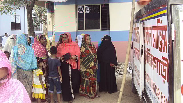 তানজিলা মৌলি মিথির লাশবাহী গাড়ির পাশে স্বজনদের ভিড়। ২৯ মার্চ, আদমদীঘি, বগুড়া। ছবি: প্রথম আলো