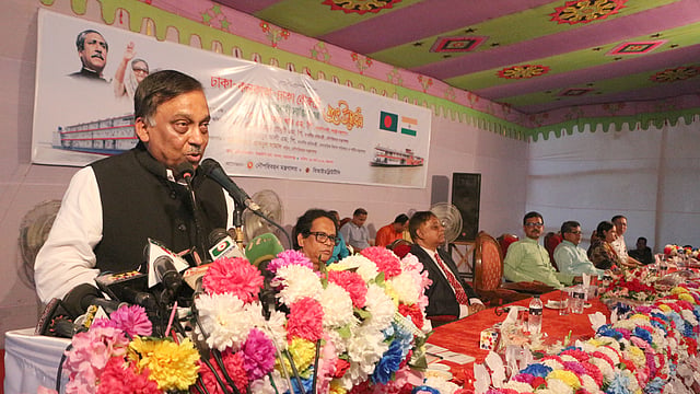 ঢাকা-কলকাতা-ঢাকা নৌরুটে যাত্রীবাহী নৌ সেবার উদ্বোধনে করেন স্বরাষ্ট্র মন্ত্রী আসাদুজ্জামান খান কামাল। পাগলা মেরিএন্ডারসন ভিআইপি ঘাট, নারায়ণগঞ্জ, ২৯ মার্চ। ছবি: দিনার মাহমুদ