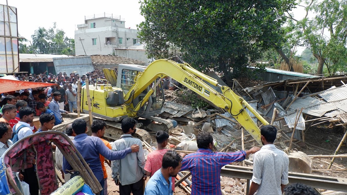 খোয়াই বাঁধের ওপর গড়ে ওঠা অবৈধ স্থাপনা উচ্ছেদে অভিযান চালায় পানি উন্নয়ন বোর্ড। হবিগঞ্জ, ৩০ মার্চ। ছবি: প্রথম আলো