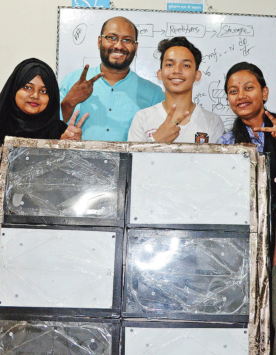 বিদ্যুৎ উৎপাদনকারী টাইলসের উদ্ভাবন দলের সদস্যরা। বৃহস্পতিবার মেট্রোপলিটন ইউনিনিভার্সিটিতে এক অনুষ্ঠানে। প্রথম আলো
