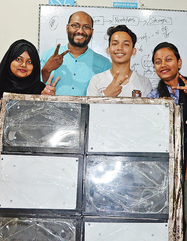 বিদ্যুৎ উৎপাদনকারী টাইলসের উদ্ভাবন দলের সদস্যরা। বৃহস্পতিবার মেট্রোপলিটন ইউনিনিভার্সিটিতে এক অনুষ্ঠানে।  প্রথম আলো