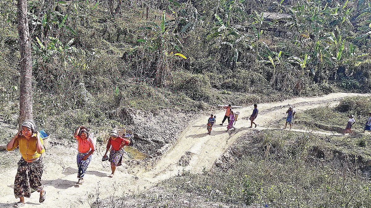 পাহাড়ি রাস্তা ধরে পণ্য নিয়ে বাজারের পথে ব্যাঙছড়ির বাসিন্দারা। দুর্গম এই পথ বাসিন্দাদের একমাত্র যোগাযোগের রাস্তা। সম্প্রতি বান্দরবানের রোয়াংছড়ির ব্যাঙছড়িতে। প্রথম আলো