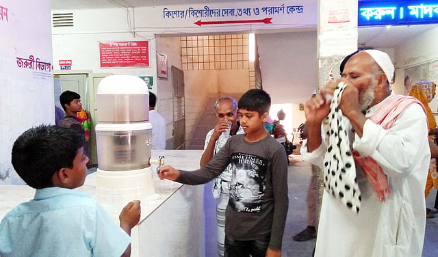 হাসপাতালের রোগীদের নিরাপদ পানি পান করাচ্ছে শিশুরা। সৈয়দপুর, নীলফামারী, ৩০ মার্চ। ছবি: প্রথম আলো