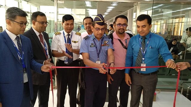 ফিতা কেটে ঢাকা-চেন্নাই ফ্লাইটের উদ্বোধন করছেন গ্রুপ ক্যাপ্টেন আবদুল্লাহ আল-ফারুক। ছবি: সংগৃহীত।