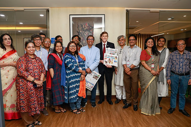 প্রথম আলোর কর্মীদের সঙ্গে আর্ল মিলার। ছবি: শুভ্র কান্তি দাশ