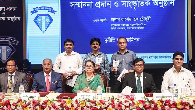 দুদকের চেয়ারম্যান, দুই কমিশনার, সচিব ও অনুষ্ঠানের প্রধান অতিথির সঙ্গে দুদক মিডিয়া অ্যাওয়ার্ড বিজয়ী তিন সাংবাদিক। ছবি: প্রথম আলো