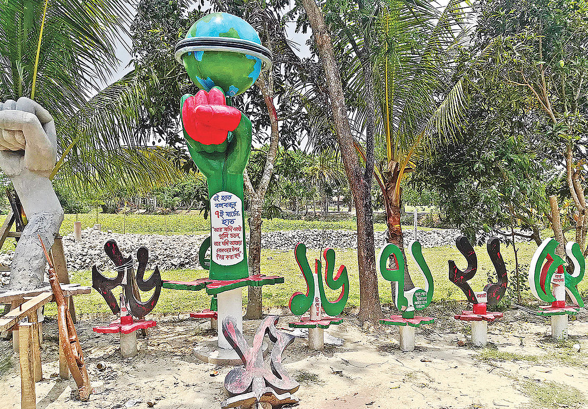 ভাষা আন্দোলন, একাত্তরের মুক্তিযুদ্ধ, ১৫ আগস্টের হৃদয়বিদায়ক ঘটনার ভাস্কর্য তৈরি করে দৃষ্টান্ত স্থাপন করেছেন নির্মাণশ্রমিক সাহেব আলী। সম্প্রতি তোলা ছবি।  প্রথম আলো