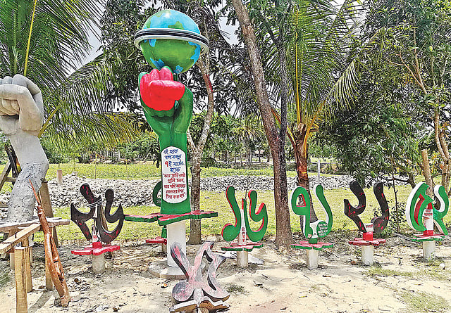 ভাষা আন্দোলন, একাত্তরের মুক্তিযুদ্ধ, ১৫ আগস্টের হৃদয়বিদায়ক ঘটনার ভাস্কর্য তৈরি করে দৃষ্টান্ত স্থাপন করেছেন নির্মাণশ্রমিক সাহেব আলী। সম্প্রতি তোলা ছবি।  প্রথম আলো