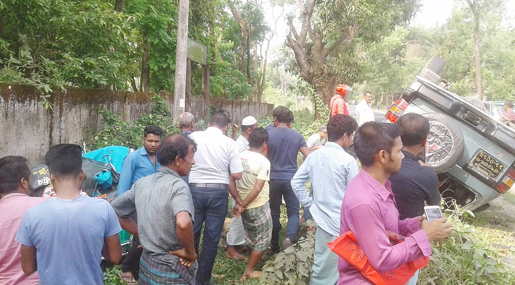 চট্টগ্রামের রাঙ্গুনিয়ায় সংঘর্ষে দুমড়ে মুচড়ে গেছে সিএনজিচালিত অটোরিকশা। ছবি: প্রথম আলো