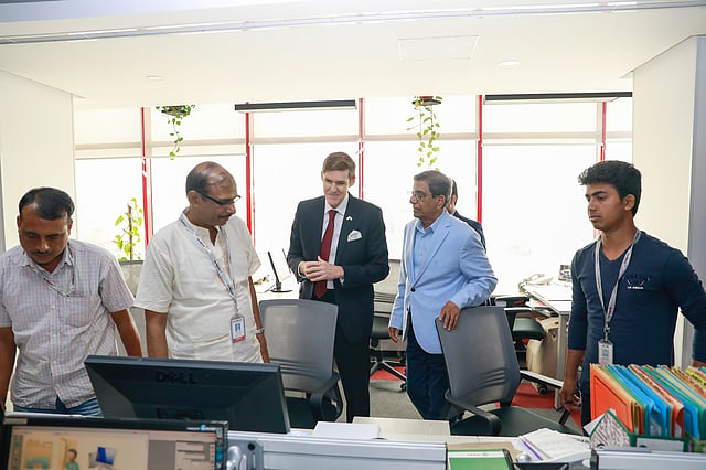 রাষ্ট্রদূত আর্ল মিলারকে প্রথম আলো কার্যালয় ঘুরিয়ে দেখান সম্পাদক মতিউর রহমান। ছবি: শুভ্র কান্তি দাশ