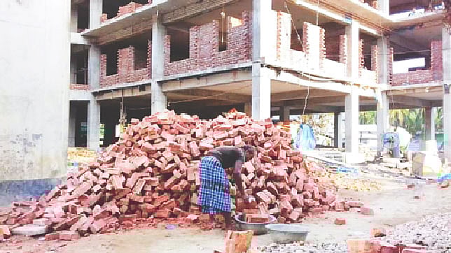 চরফ্যাশন স্বাস্থ্য কমপ্লেক্সে চলছে উন্নয়ন কাজ। ছবিটি গতকাল তোলা।  প্রথম আলো