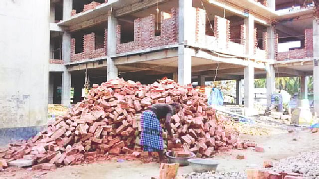 চরফ্যাশন স্বাস্থ্য কমপ্লেক্সে চলছে উন্নয়ন কাজ। ছবিটি গতকাল তোলা।  প্রথম আলো