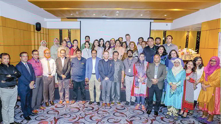 হোটেল আমারিতে অনুষ্ঠিত আয়োজনে উপস্থিত এইউডব্লিউ ও শেভরনের কর্মকর্তা, বিভিন্ন স্কুলের শিক্ষক এবং অতিথিরা