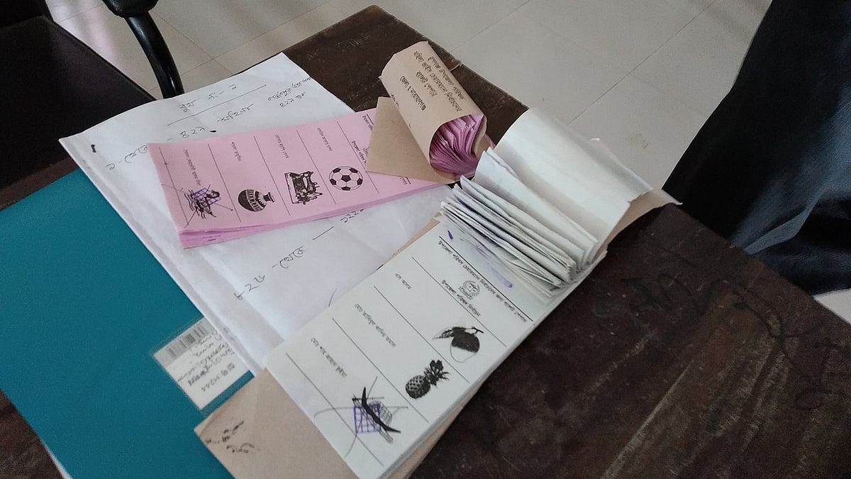 ব্যালট পেপার ছিনিয়ে নিয়ে সিল মারা অভিযোগ উঠেছে। ছবি: প্রথম আলো