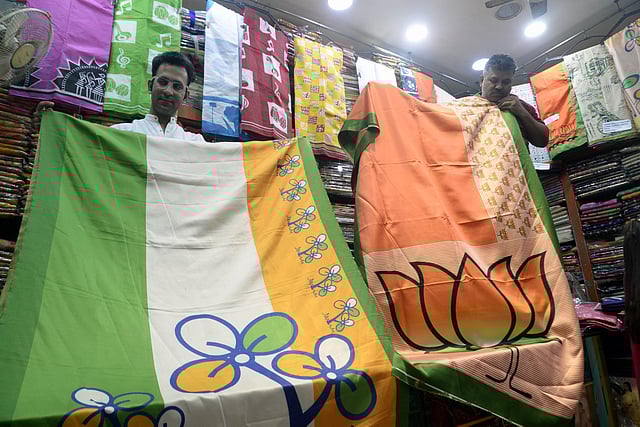 ভারতে এবারের নির্বাচনে ঝড় তুলেছে মমতা আর মোদির ছবি এবং প্রতীক নিয়ে তৈরি শাড়ি। নিউমার্কেট, কলকাতা, ৩১ মার্চ। ছবি: ভাস্কর মুখার্জি