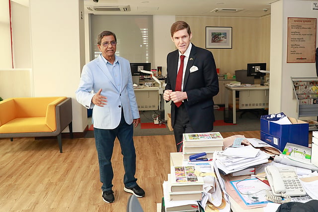 রাষ্ট্রদূত আর্ল মিলারকে প্রথম আলো কার্যালয় ঘুরিয়ে দেখান সম্পাদক মতিউর রহমান। ছবি: শুভ্র কান্তি দাশ