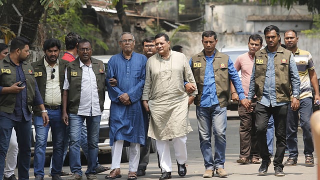 গ্রেপ্তার এস এম এইচ আই ফারুক ও তাসভির উল ইসলামকে নিয়ে যাওয়া  হচ্ছে । ছবি: প্রথম আলো