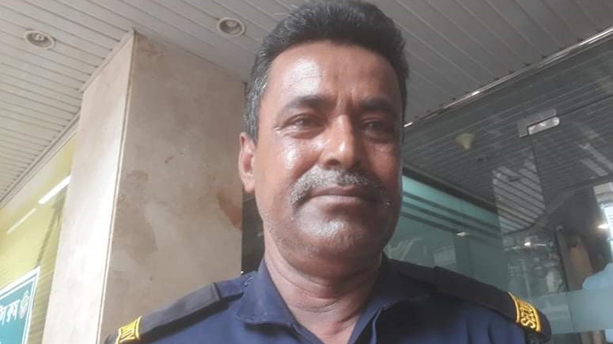 এফ আর টাওয়ারের নিরাপত্তারক্ষী সুমন মিয়া। ছবি: প্রথম আলো