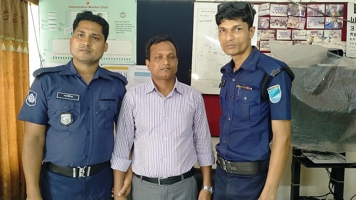 প্রতারণার আশ্রয় নিয়ে চিকিৎসা দেওয়ার অপরাধে পুলিশ অমিতকে আটক করে। পরে ভ্রাম্যমাণ আদালত তাঁকে ৫ মাসের কারাদণ্ড দেন। সিভিল সার্জন কার্যালয়, সদর উপজেলা, মাদারীপুর, ৩১ মার্চ ২০১৯। ছবি: প্রথম আলো