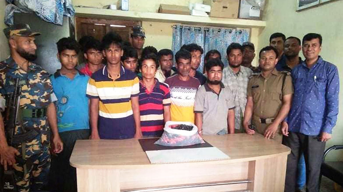 টেকনাফে ১৩ রোহিঙ্গার পেটের ভেতর থেকে বের করা হয়েছে ৪৩ হাজার ইয়াবা বড়ি। ছবি: মাদকদ্রব্য নিয়ন্ত্রণ অধিদপ্তরের সৌজন্য