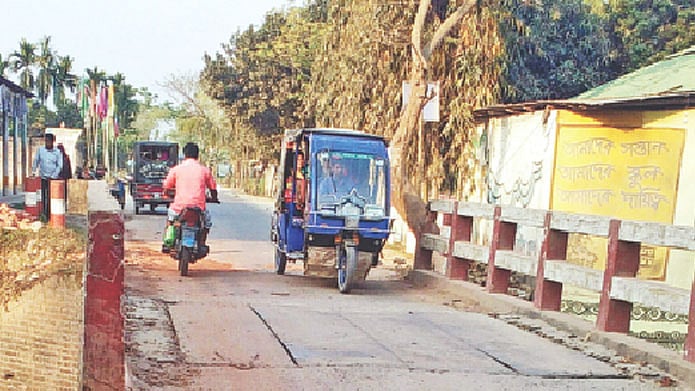 গাইবান্ধার সুন্দরগঞ্জ-রংপুর সড়কের গলাকাটা সেতুর ওপর দিয়ে ঝুঁকি নিয়ে যানবাহন চলাচল করছে।  গত বৃহস্পতিবার তোলা ছবি।  প্রথম আলো
